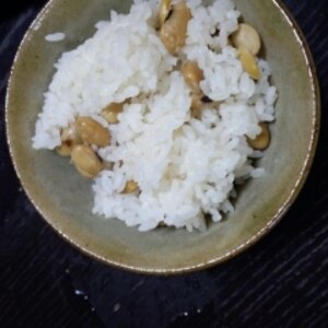秘伝豆(青大豆)の炊き込みご飯